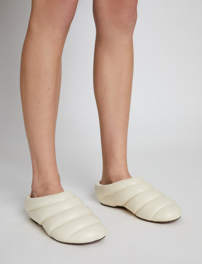 Cropped image of model wearing Puffy Rondo Slippers in NATURAL